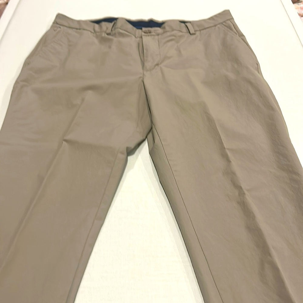 Vineyard Vines On the Go Pants. 38x30. Elastic Waist. Excellent Condition.